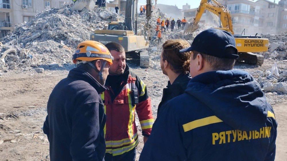 В Турции украинские спасатели разобрали