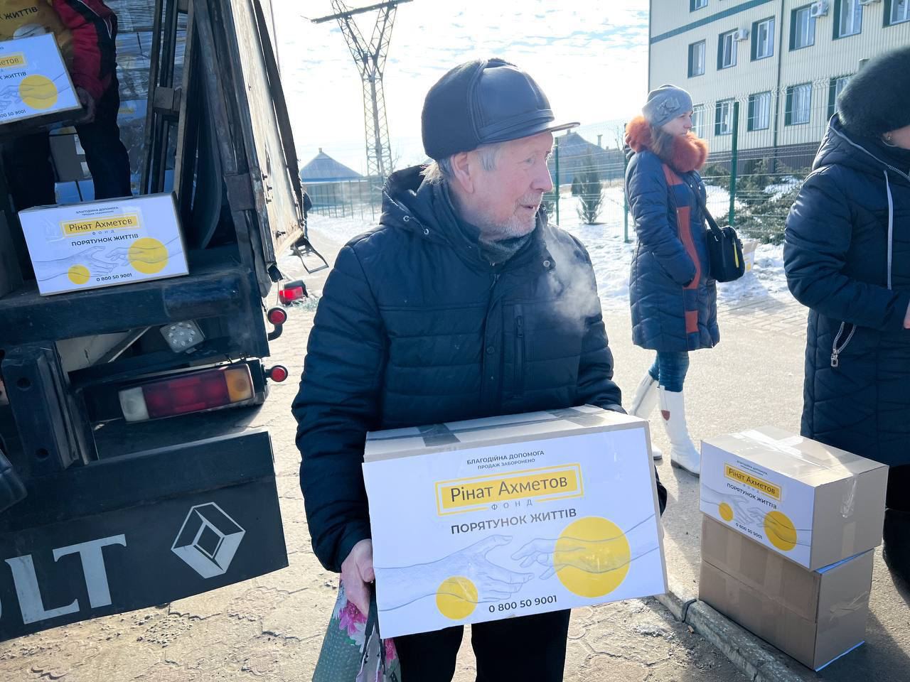 Бригады мобильной выдачи Фонда Рината Ахметова совершили очередной гуманитарный рейс в Дружковку, передав для местных жителей почти 2 тысячи продуктовых наборов