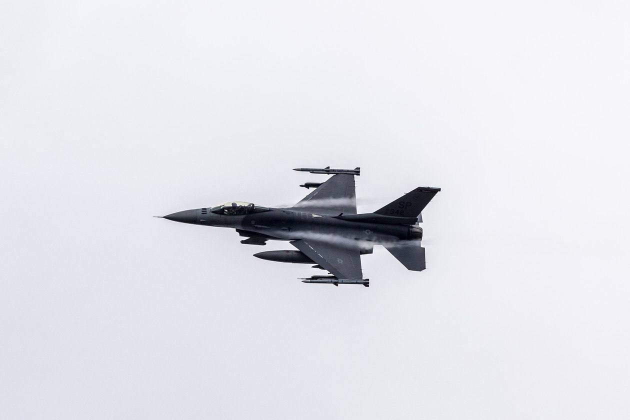 Демократы и республиканцы призвали Байдена отправить истребители F-16 в Украину, — Politico