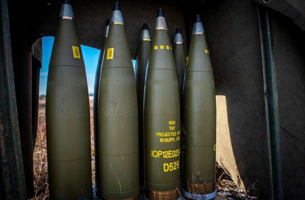 ЕС срочно изучает возможность совместной закупки 155-миллиметровых артиллерийских снарядов, чтобы помочь Украине, пишет Reuters со ссылкой на источники