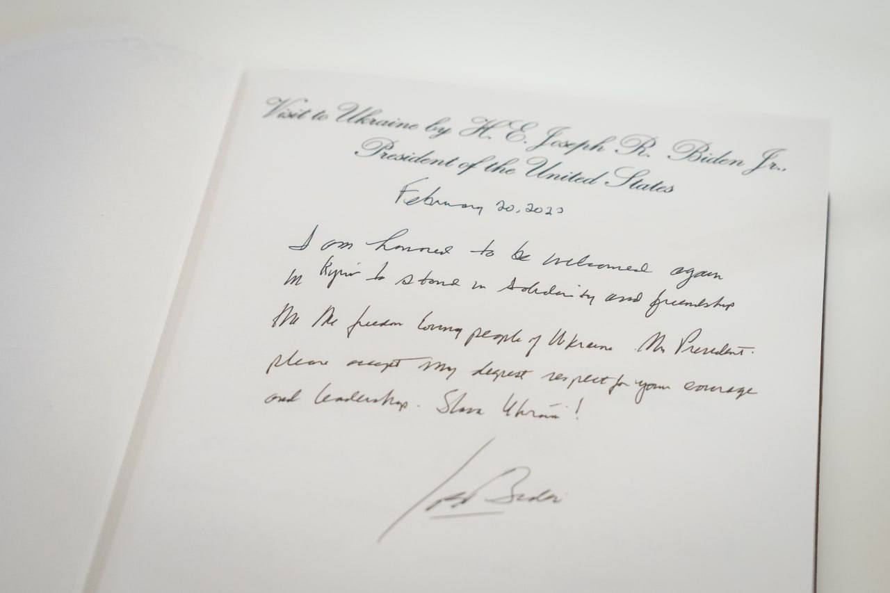 Пресс-служба Джо Байдена опубликовала запись, которую Президент США оставил в гостевой книге Мариинского дворца в Киеве: