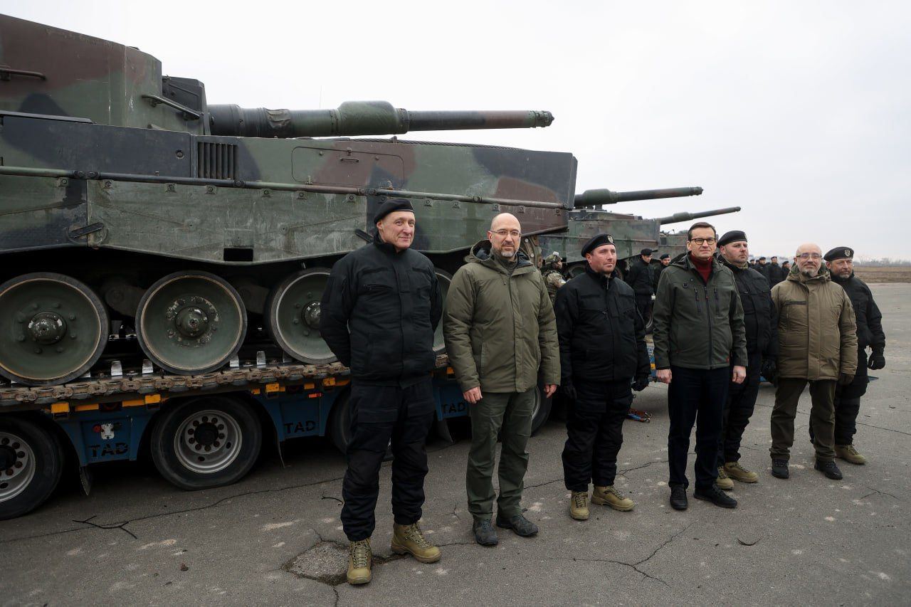 Премьер-министр Денис Шмигаль и министр обороны Алексей Резников встретили первые 4 танка Leopard 2, предоставленные Польшей