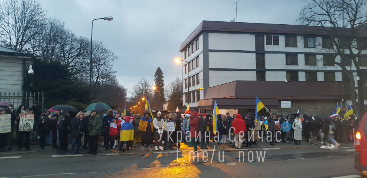 Тим часом біля посольства РФ у Варшаві проходить мітинг на підтримку України