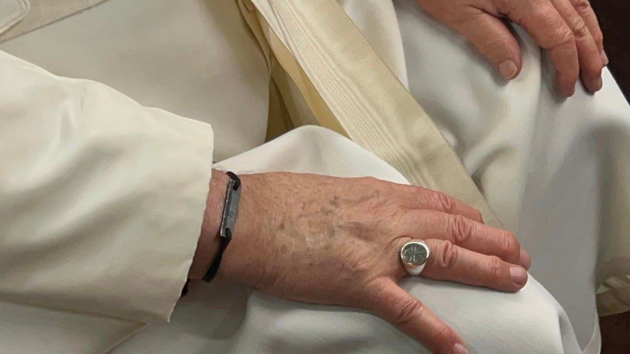 Папе Римскому подарили браслет из металла Азовстали