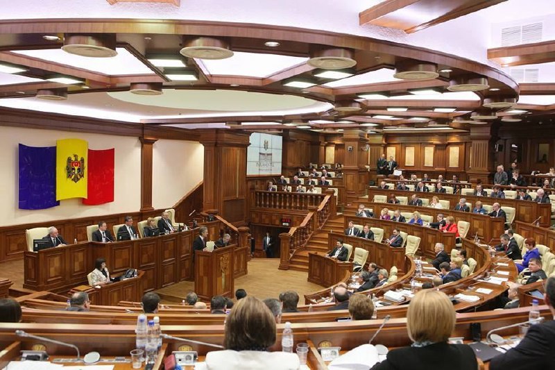 В Молдове в первом чтении приняли законопроект об официальном переименовании молдавского языка в румынский