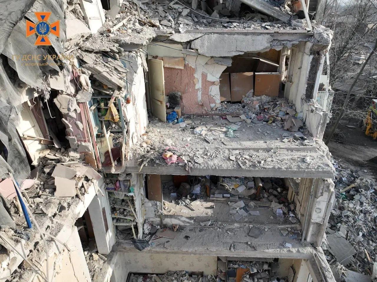 🕯В Запорожье из-под завалов разрушенного российским ударом дома достали тела еще 2 погибших