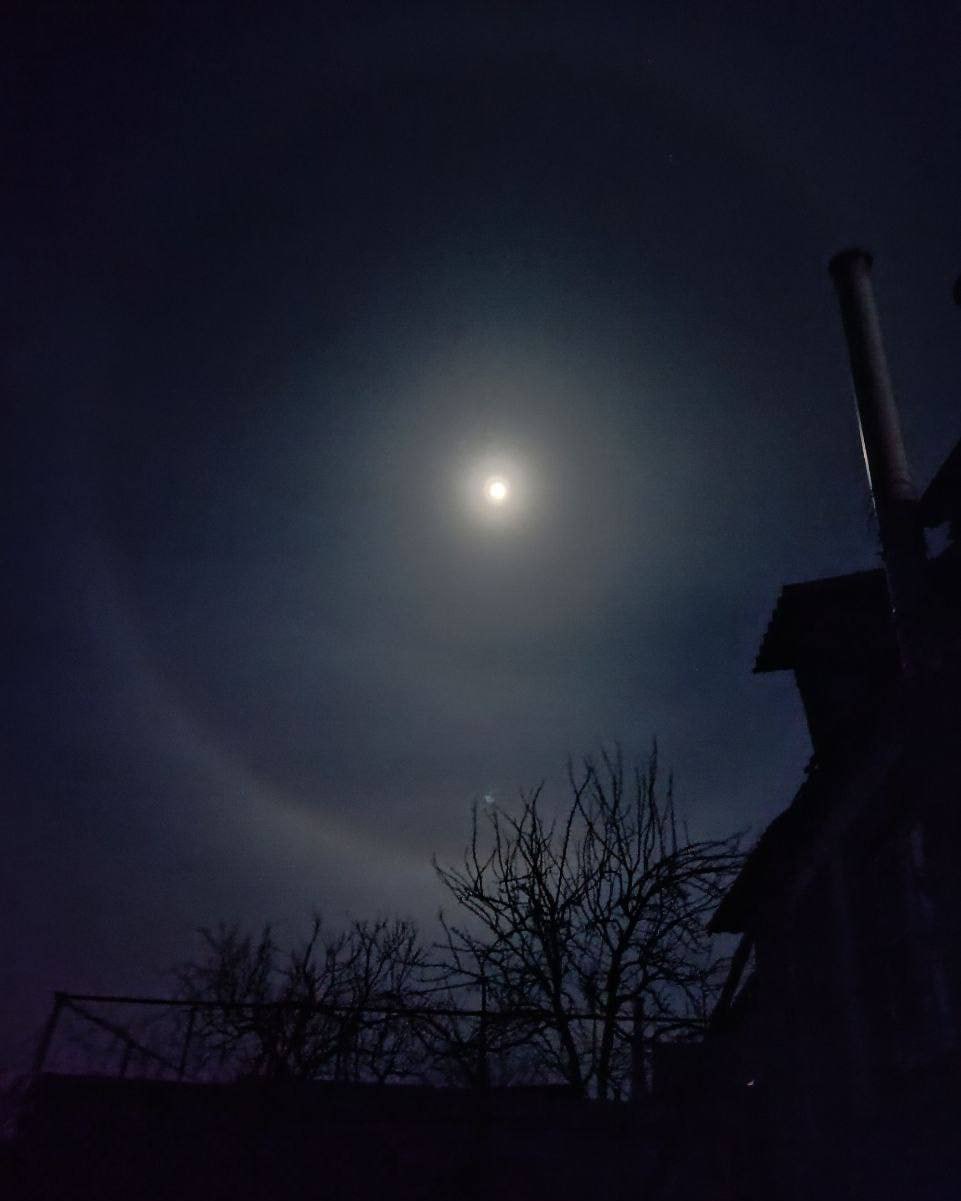 Прямо сейчас в небе по всей Украине можно увидеть оптическое явление «Гало»