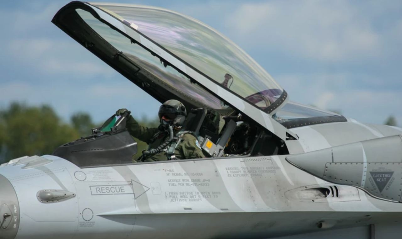 США оценивают навыки украинских пилотов, чтобы понять, как долго их потребуется обучать управлению истребителями F-16, сообщает CNN