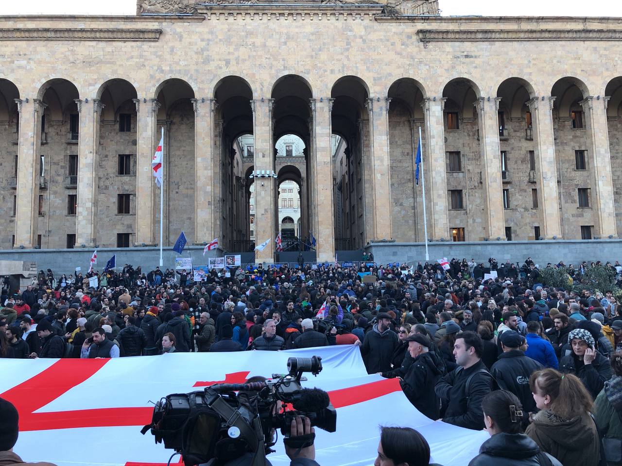 В Тбилиси начались протесты из-за того, что грузинский парламент принял в первом чтении законопроект об «Иностранных агентах»
