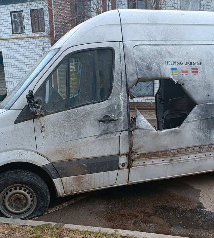 Под Бахмутом снаряд попал в микроавтобус польских волонтеров, одного из них эвакуировали в Днепр