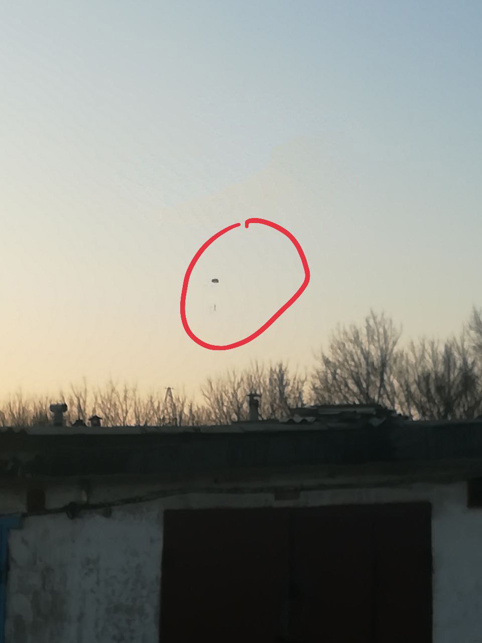 Над оккупированным Донецком десантировался гиркин парашютист