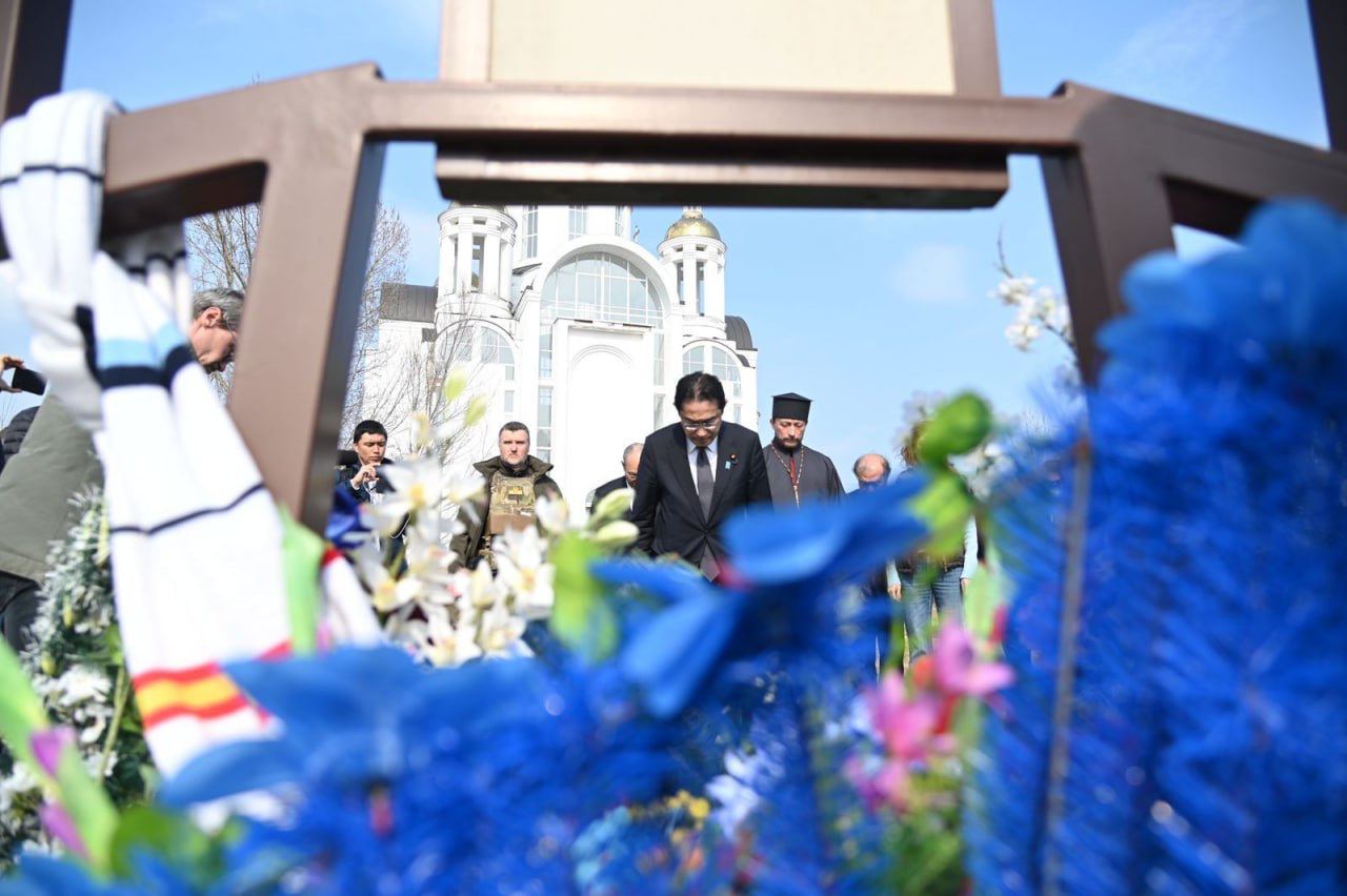 Премьер-министр Японии Фумио Кисида посетил Бучу и возложил цветы возле церкви, где хоронили мирных жителей, убитых россиянами