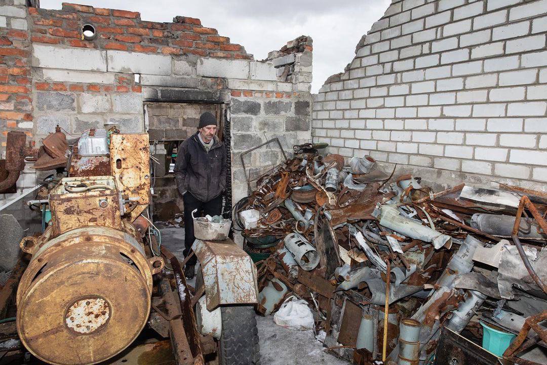 Остатки «освободителей»: 70-ти летний житель харьковского района нашел вокруг дома осколки 26 ракет, снарядов и мин
