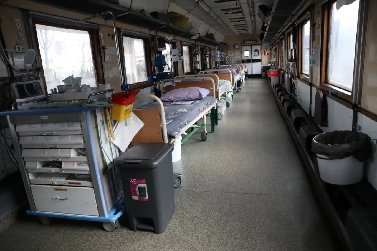 «Укрзализныця» показала специальные санитарные поезда, которыми эвакуируют раненых