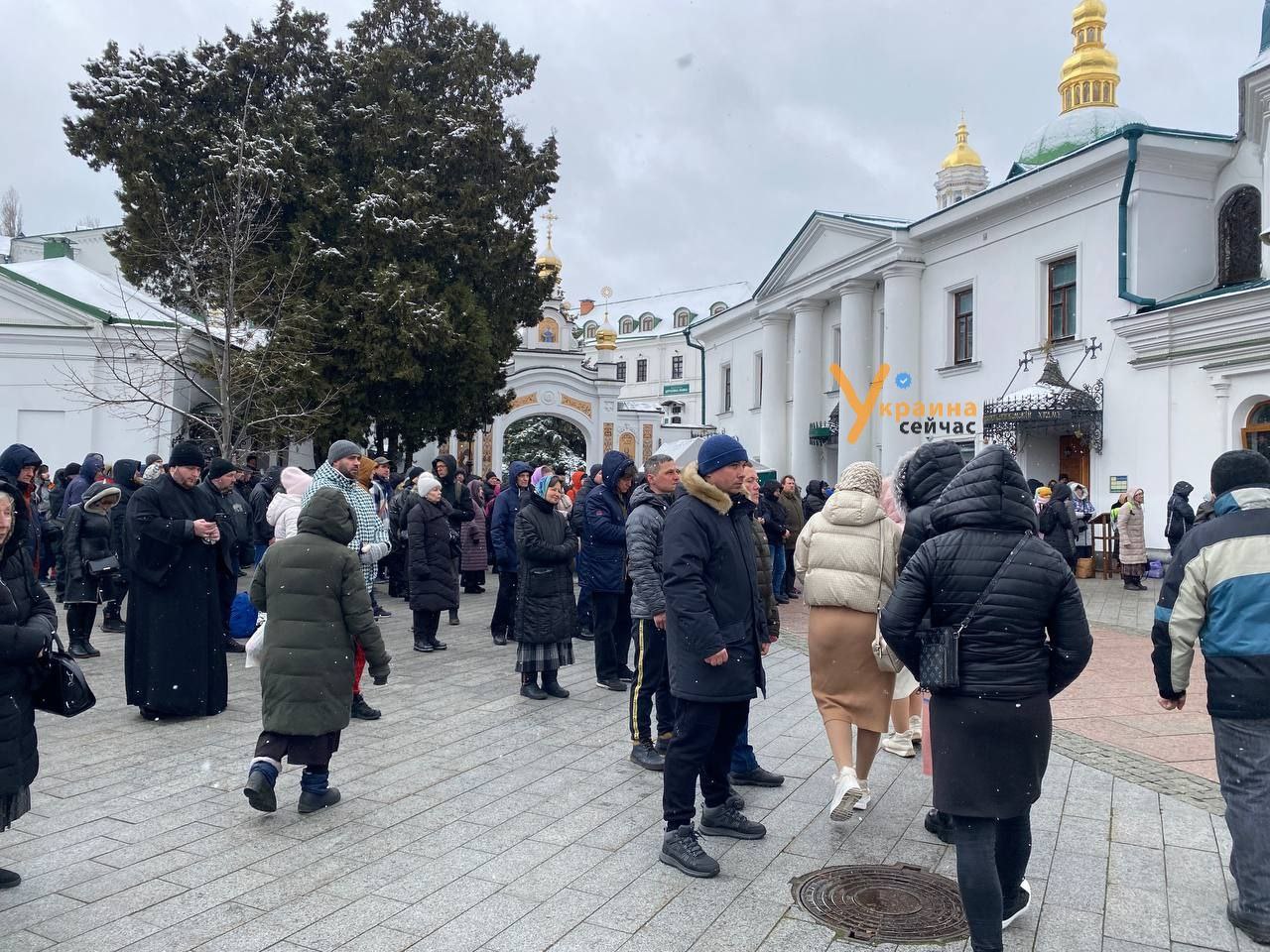В Киево-Печерской Лавре, которую сегодня должны покинуть монахи УПЦ, начинают собираться люди