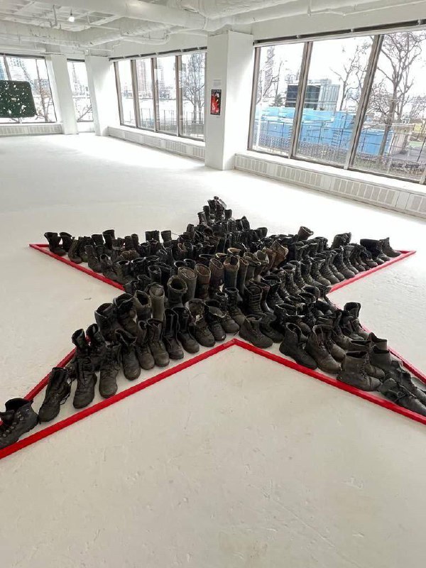 В Нью-Йорке устроили выставку, на которой главным экспонатом была обувь мертвых рашистов, составленная в форме звезды 