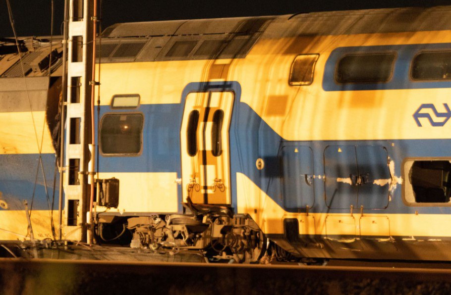 🤯 Пассажирский поезд сошел с рельсов в Нидерландах после столкновения со строительным оборудованием на путях