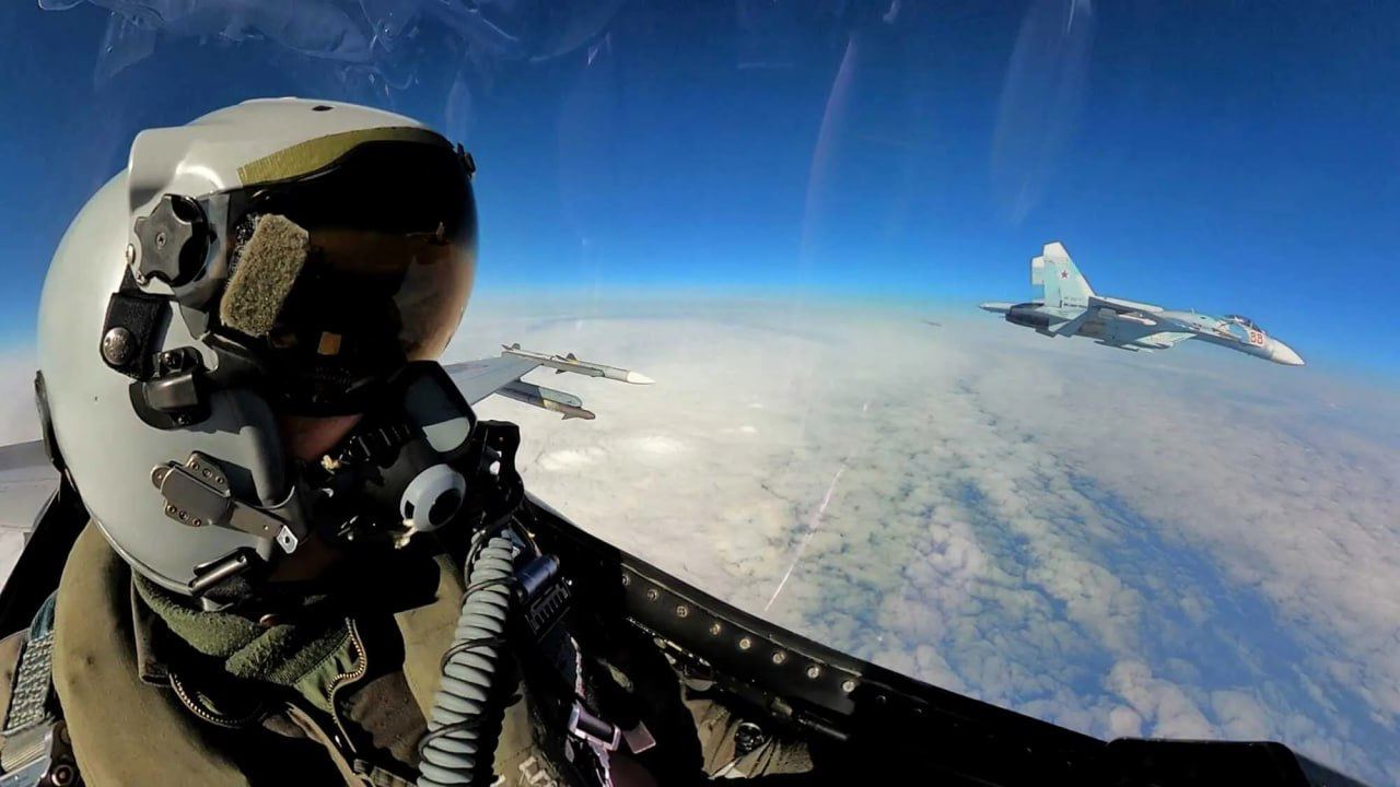 Румынские истребители F-16, осуществляющие миссию воздушного патрулирования НАТО, перехватили над Балтийским морем российские военные самолеты Су-27, принадлежащие ВС РФ