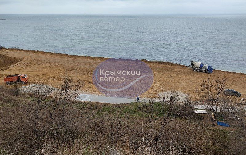У Севастополі узбережжя пляжу в Учкуївці заливають бетоном
