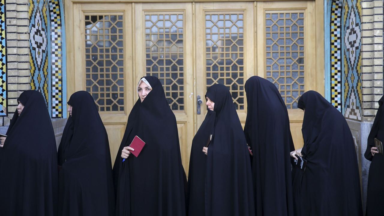 В Иране устанавливают камеры наблюдения, чтобы выявлять женщин, не носящих хиджаб