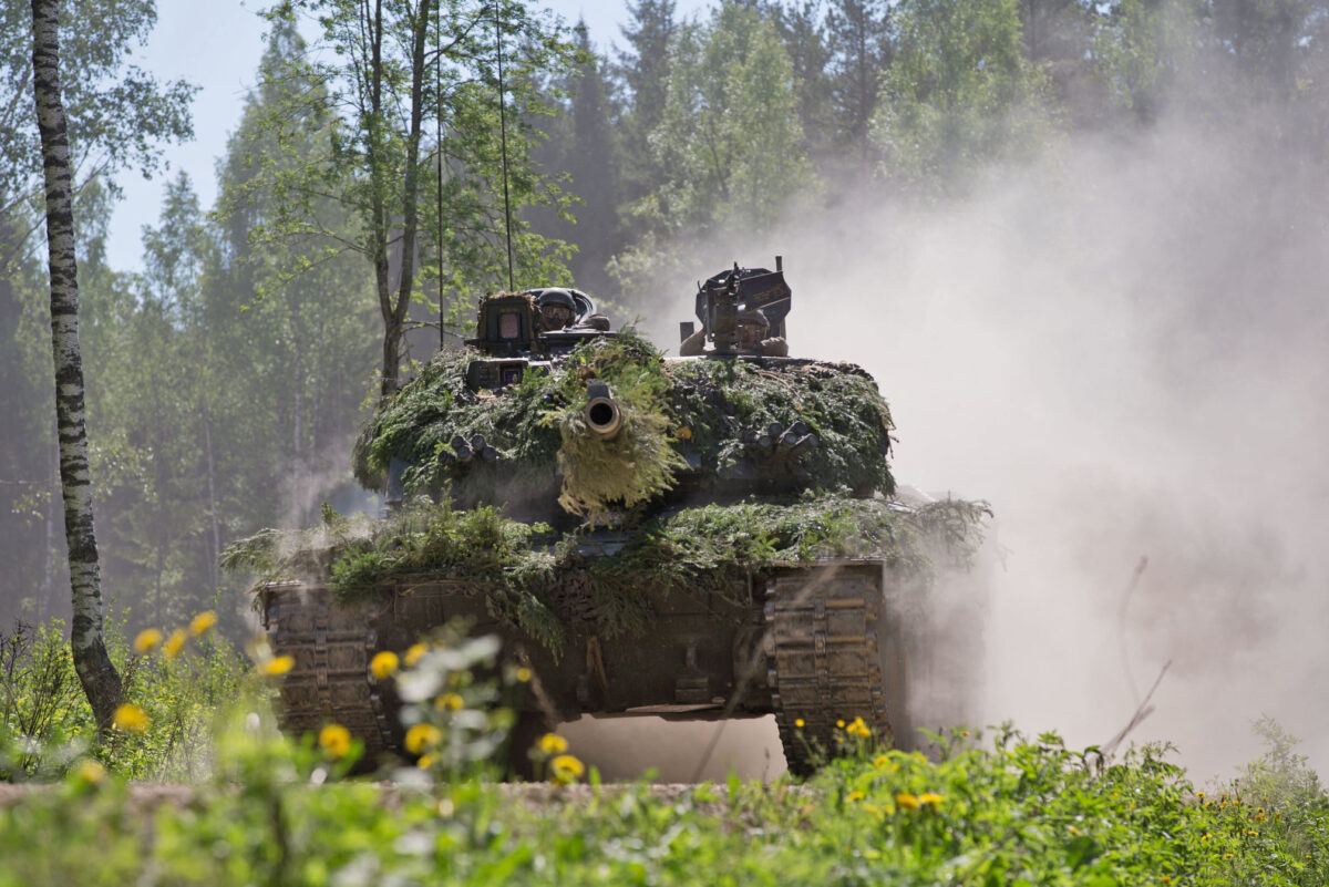 Великобритания показала, как украинские танкисты обучались управлять танками Challenger 2 с местными инструкторами