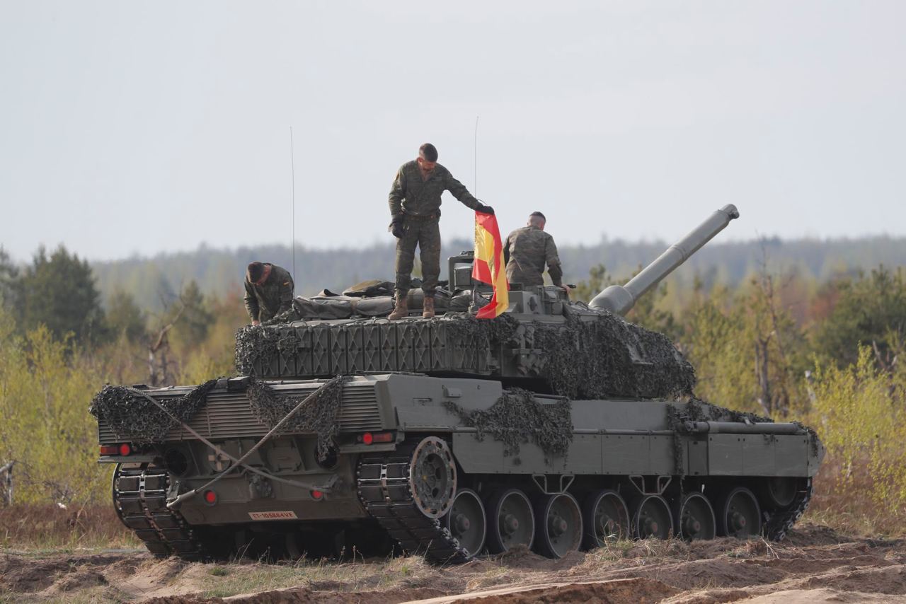 Украина получит до конца апреля шесть Leopard 2A4 от Испании, - министр обороны страны Маргарита Роблес 