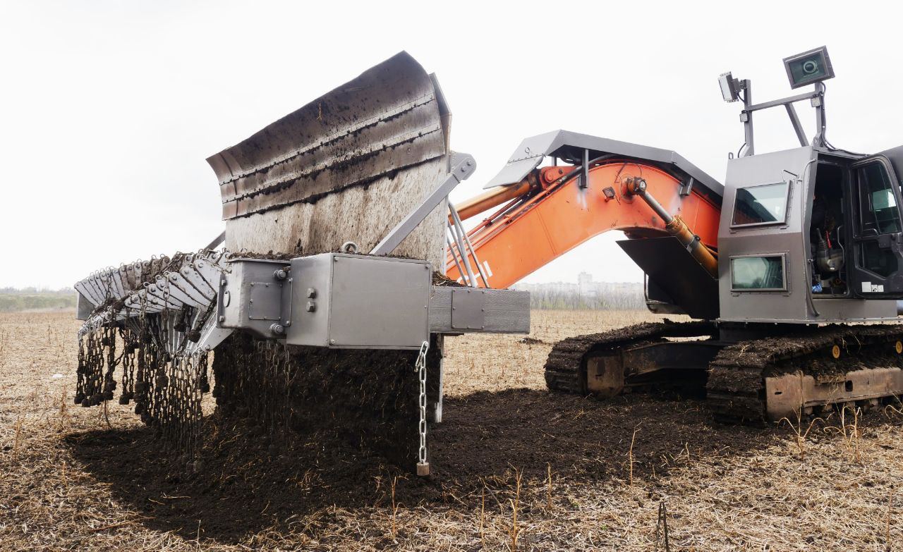 В Украине создали машину разминирования на основе гусеничного экскаватора