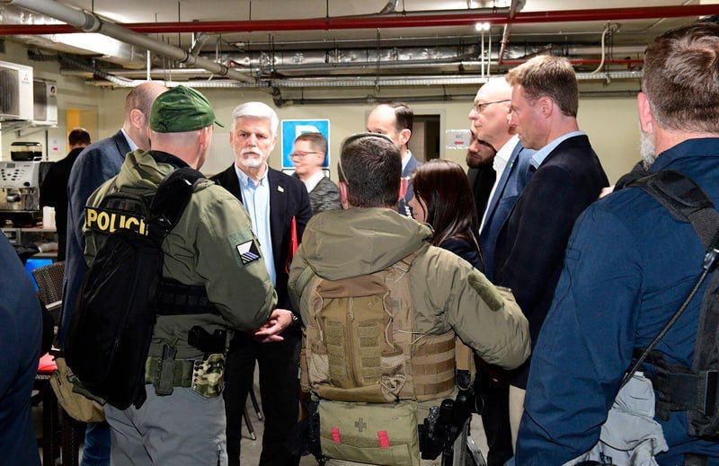 Президенты Чехии и Словакии во время сегодняшней воздушной тревоги в Киеве укрылись в гостиничном убежище в подземном гараже отеля