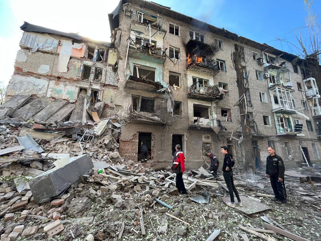 😢Женщина погибла, два человека — под завалами: оккупанты нанесли авиаудар по Авдеевке