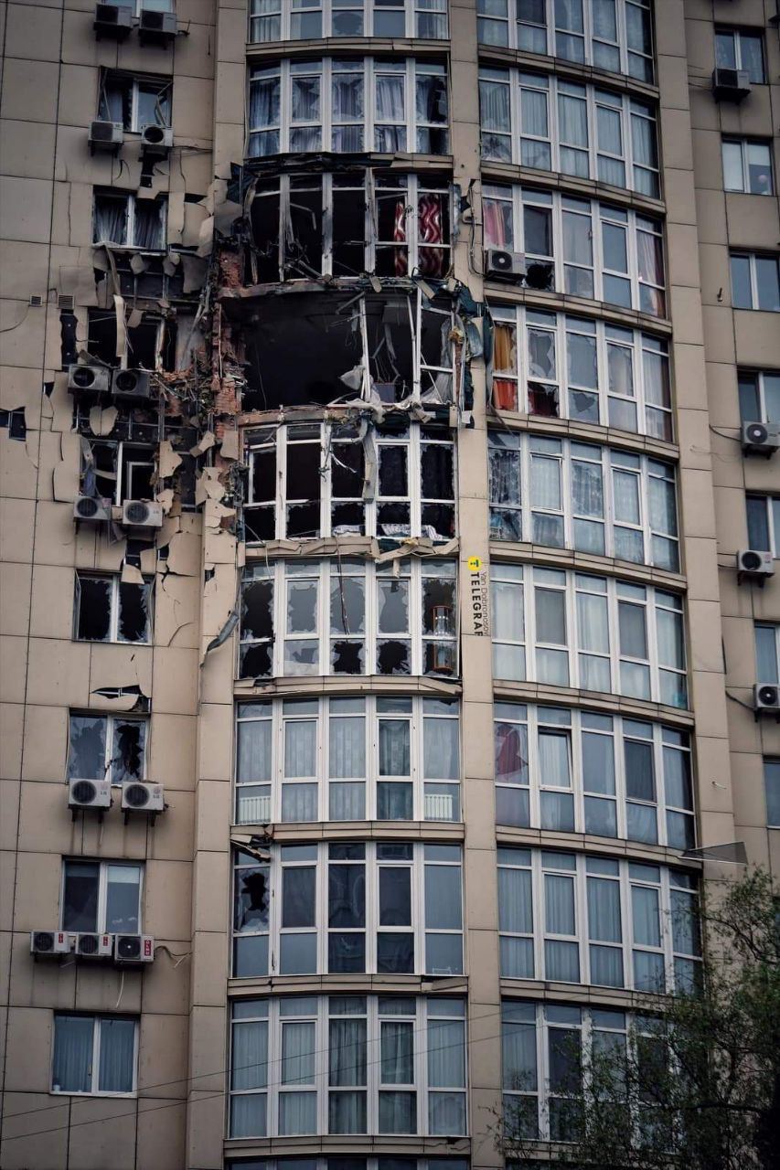 ПЗДЦ! Так выглядит многоэтажка в Киеве после попадания обломков дрона