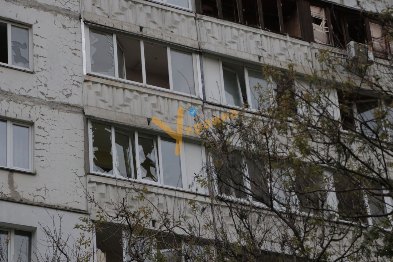 Поміж будинками на місці падіння уламків ворожого дрону велика вирва  - журналіст «Украина сейчас» розповідає про наслідки нічної атаки дронів у Солом'янському районі Києва