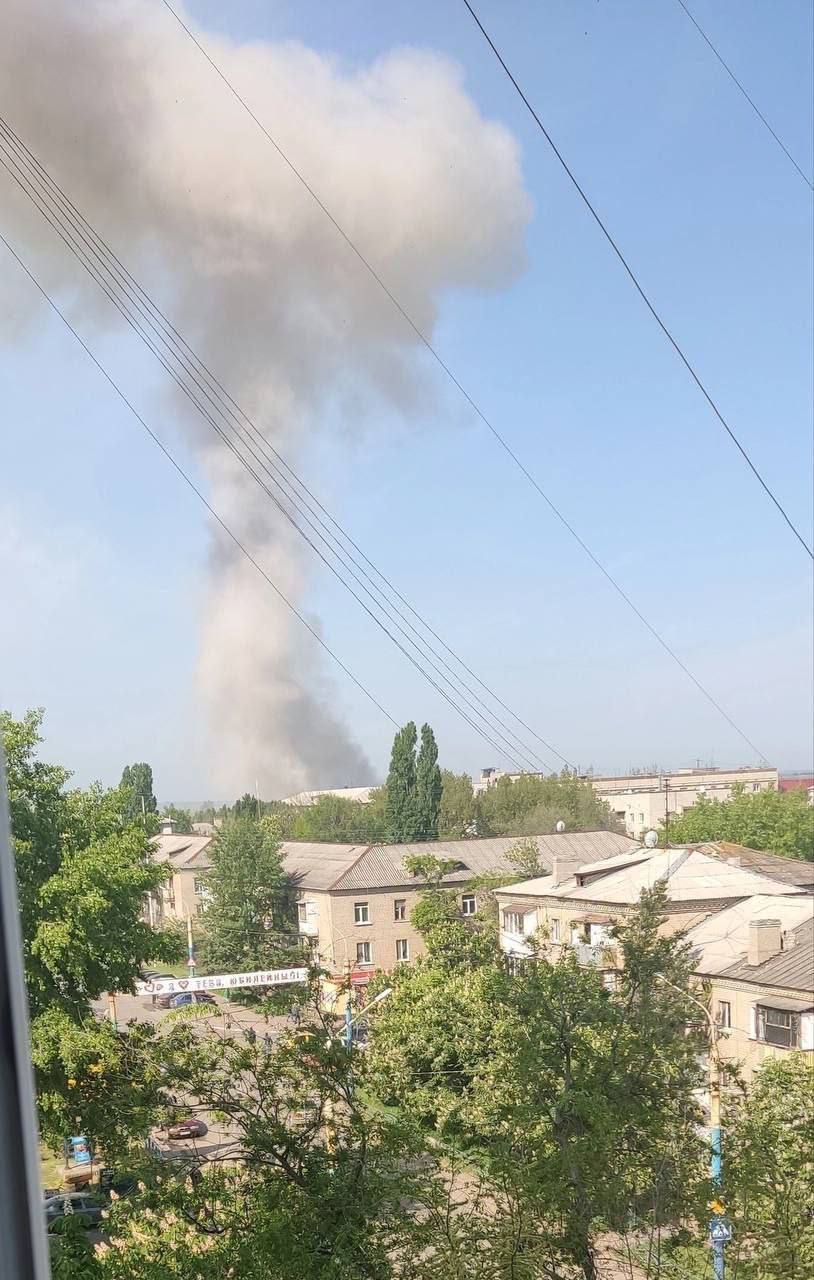 В Луганську знову гучно , місцеві повідомляють про вибухи 🔥