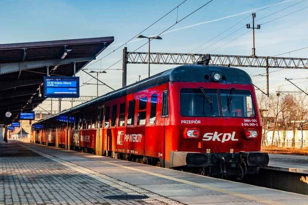 Польская железная дорога запускает дополнительные рейсы из Варшавы в Раву-Русскую с 1 июня — Минреинтеграции