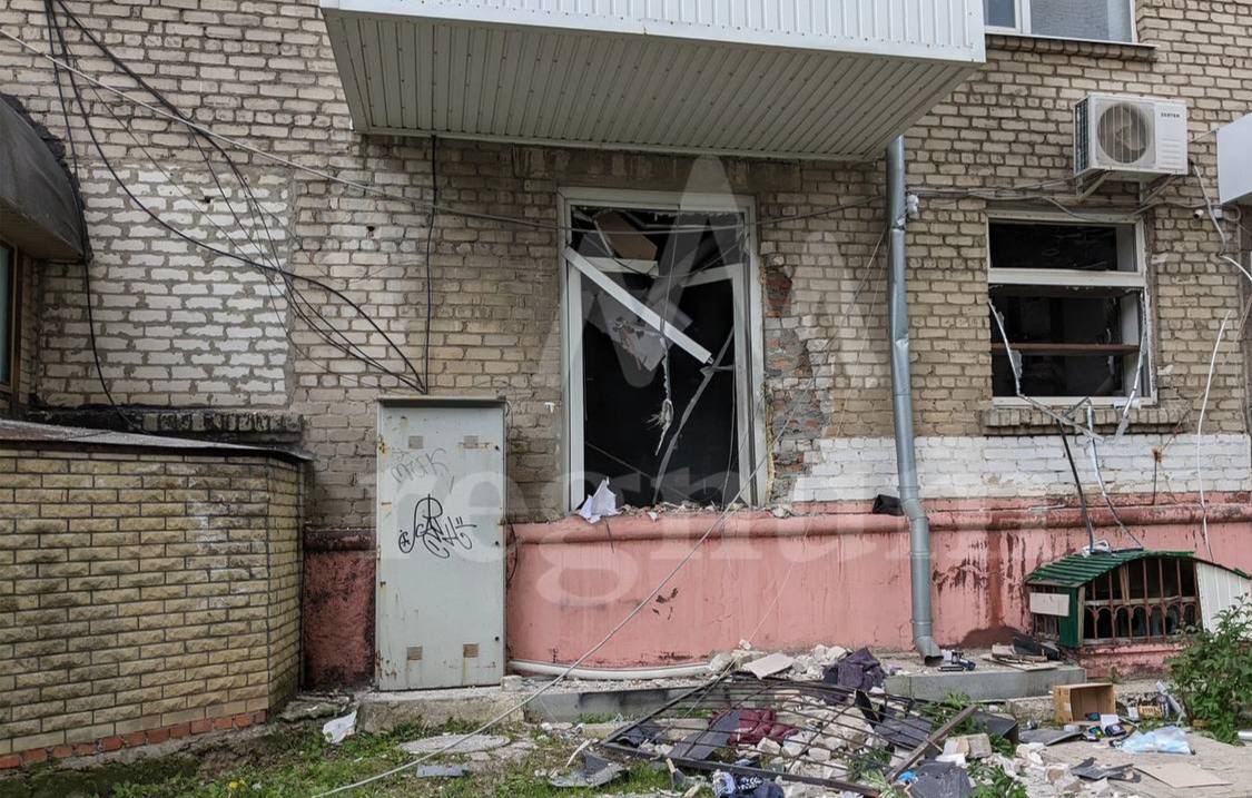 Еще кадры из временно оккупированного Луганска, где прогремел взрыв, предварительно, в салоне красоты