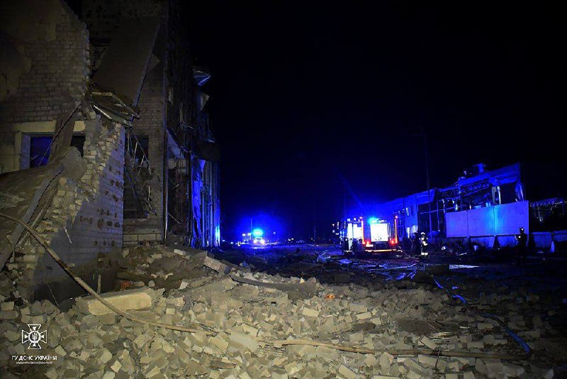 ГСЧС в Николаевской области показала последствия ночного обстрела областного центра "Калибрами"