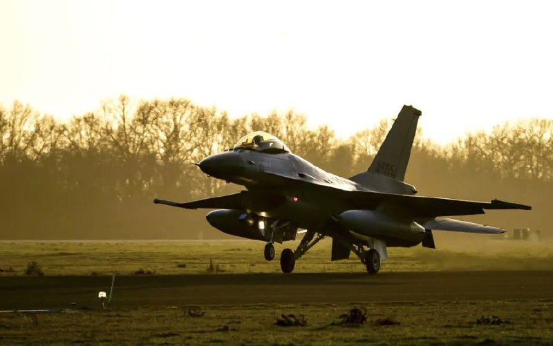 США не разрешают украинским пилотам обучаться на F-16 в Европе, пишет NYT