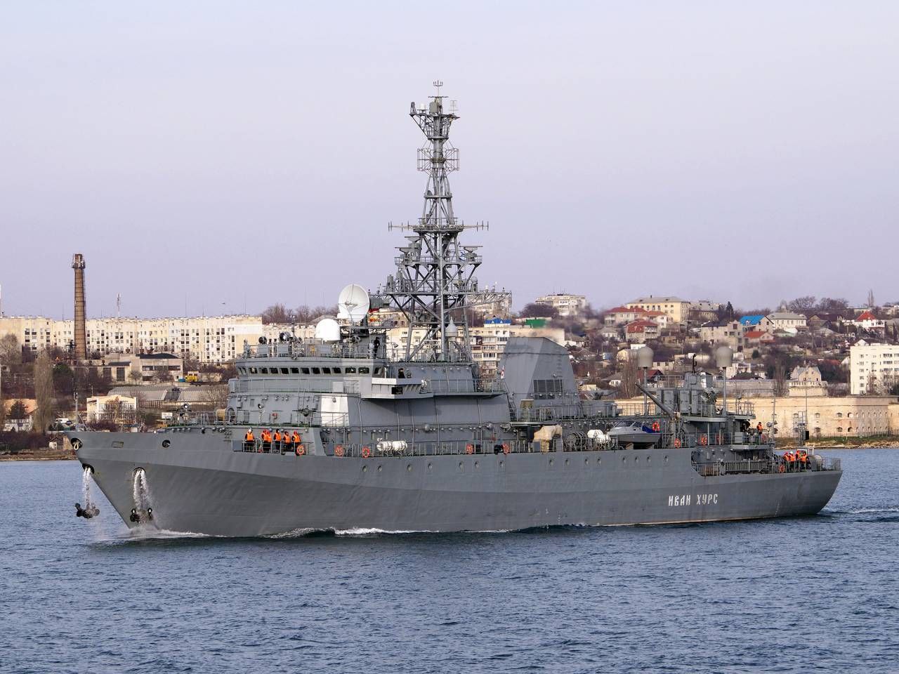 Вранці в акваторії Чорного моря атакували російський розвідувальний корабель «Іван Хурс», — росЗМІ