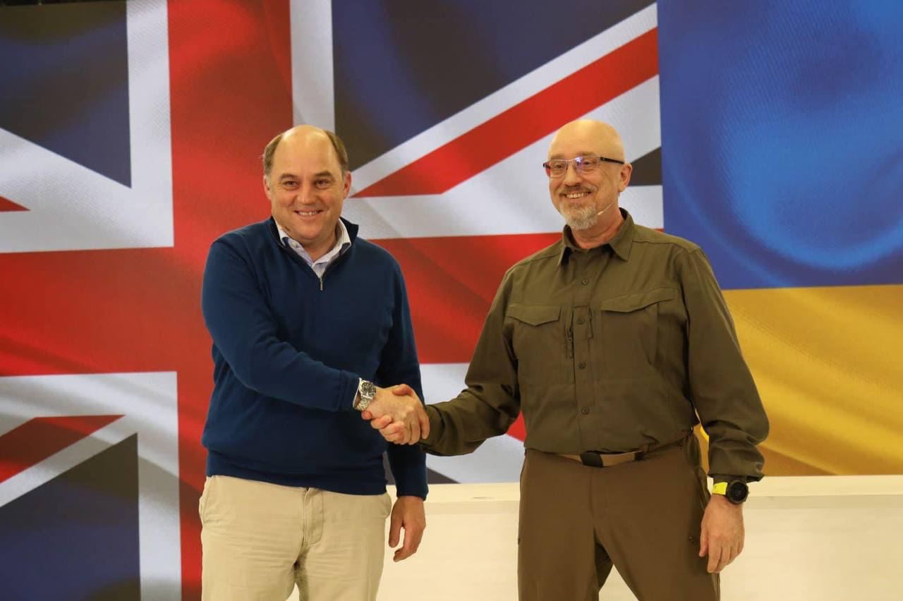 Министр обороны Великобритании Бен Уоллес посетил Киев с необъявленным визитом и встретился с Резниковым