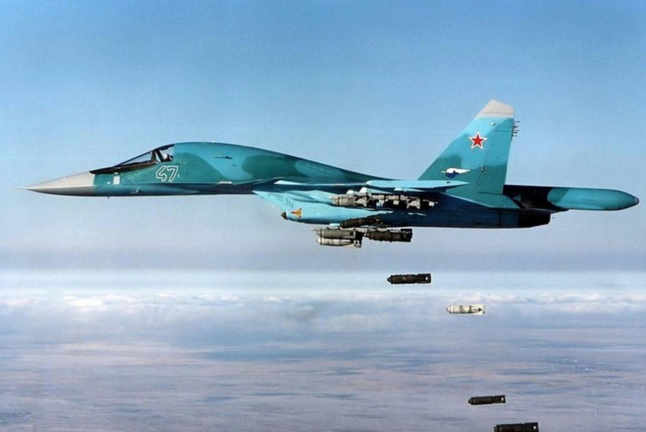 🔥За попередньою інформацією у Курську вчора було пошкоджено кілька літаків Су-34 та уражено ЗРГК "Панцирь С-1"