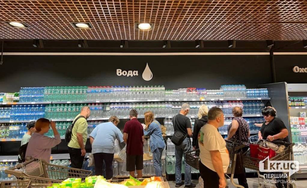 В Кривом Роге жители в панике массово покупают питьевую воду в магазинах 
