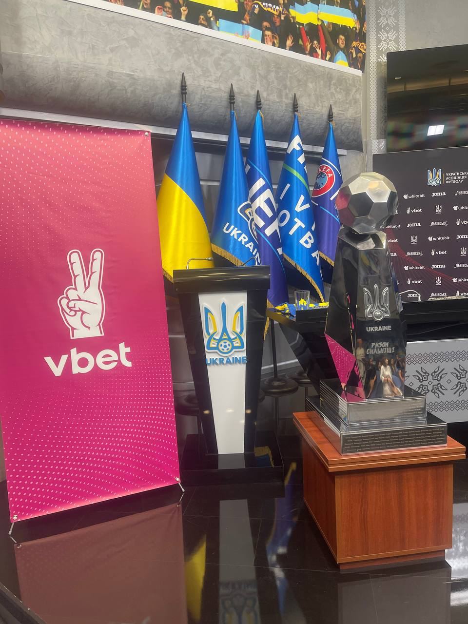 🎉🏆VBET Ukraine передала символічний Кубок