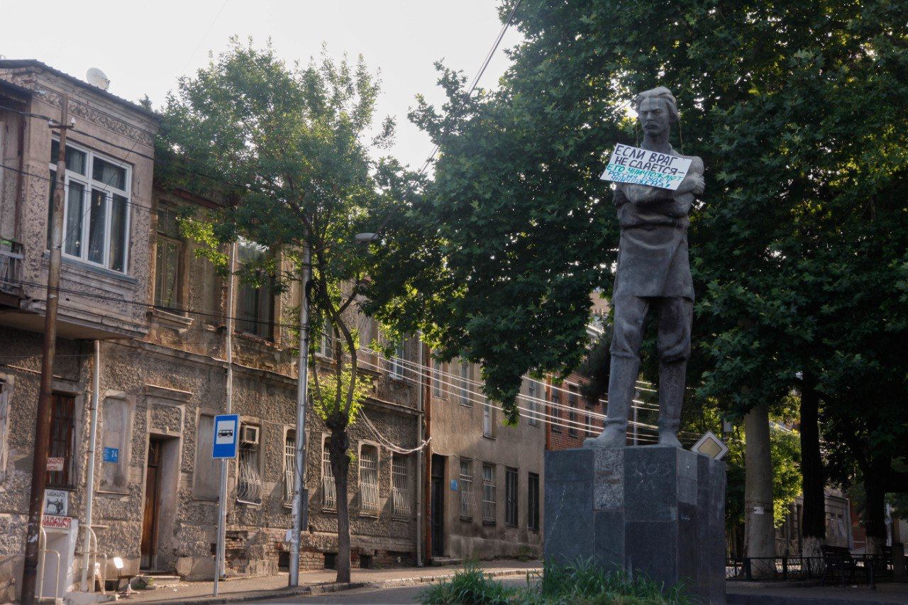 «Грузия, остерегайся российского пути»: в Тбилиси на памятниках русским деятелям культуры появились плакаты, точно описывающие современную Россию 