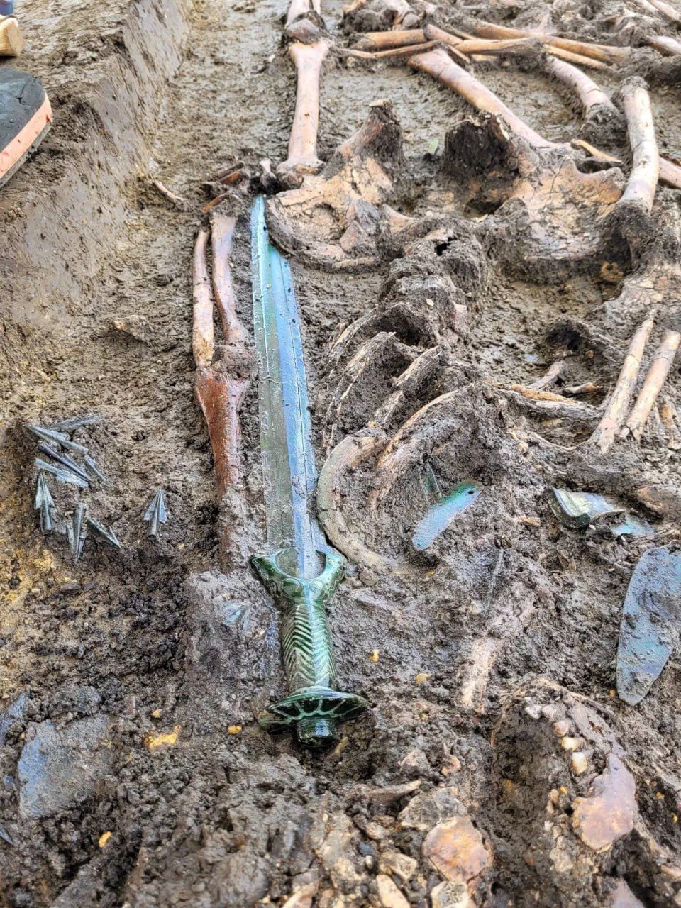 Немецкие археологи нашли бронзовый меч