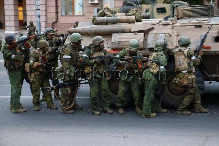 Пишут, что в центре Ростова сейчас находится до 300 вагнеровцев