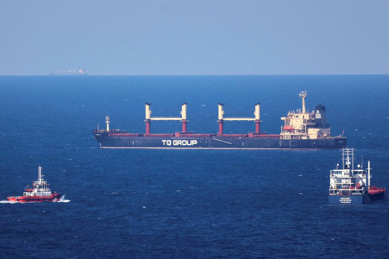 НАТО має супроводжувати кораблі із зерном у Чорному морі і в разі загрози «відкривати вогонь у відповідь» по ВМФ Росії , — колишній командувач військами НАТО в Європі, відставний адмірал військово-мор