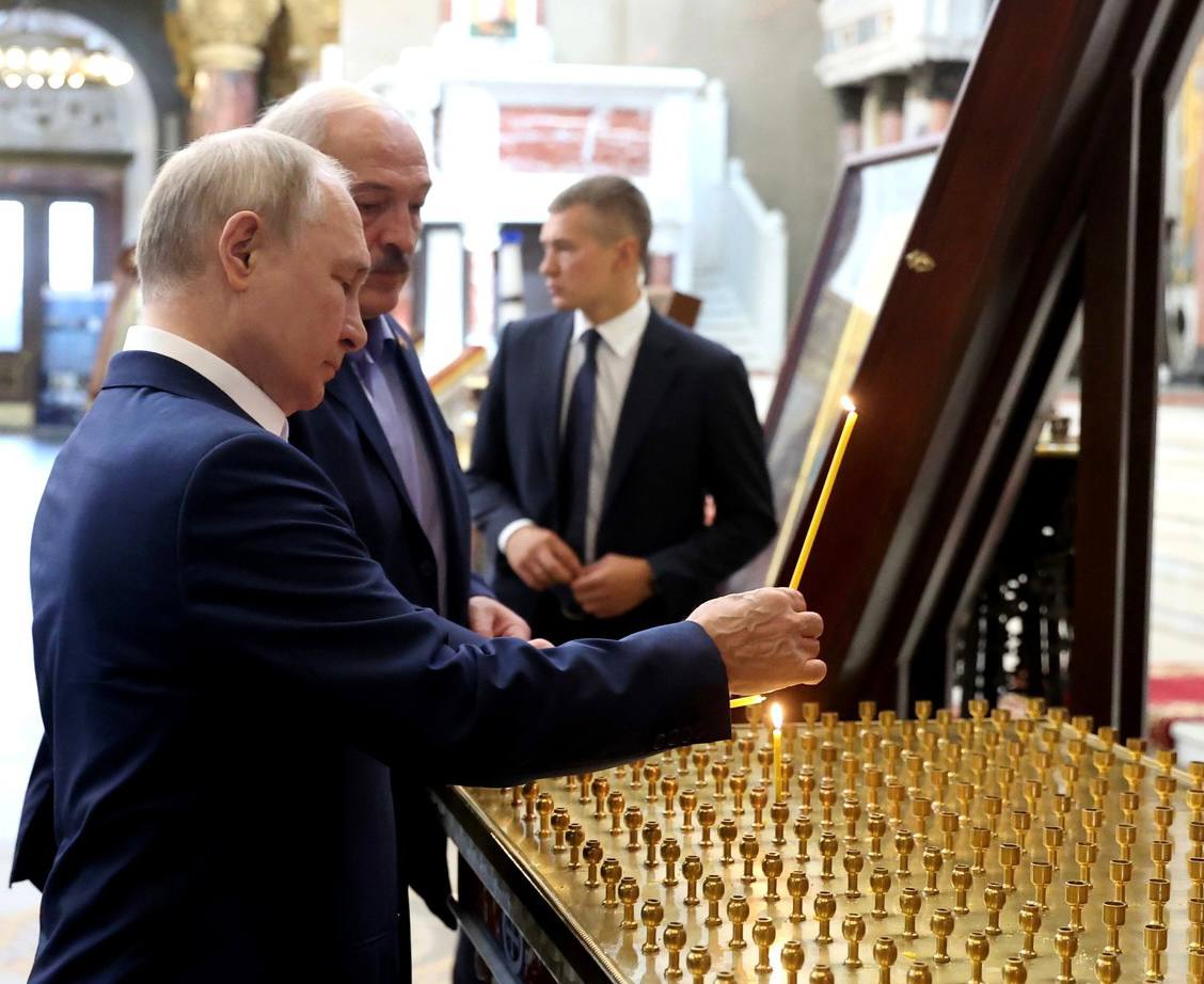 Путін і Лукашенко відвідали російський собор — за кілька годин після ракетного удару по собору в Одесі