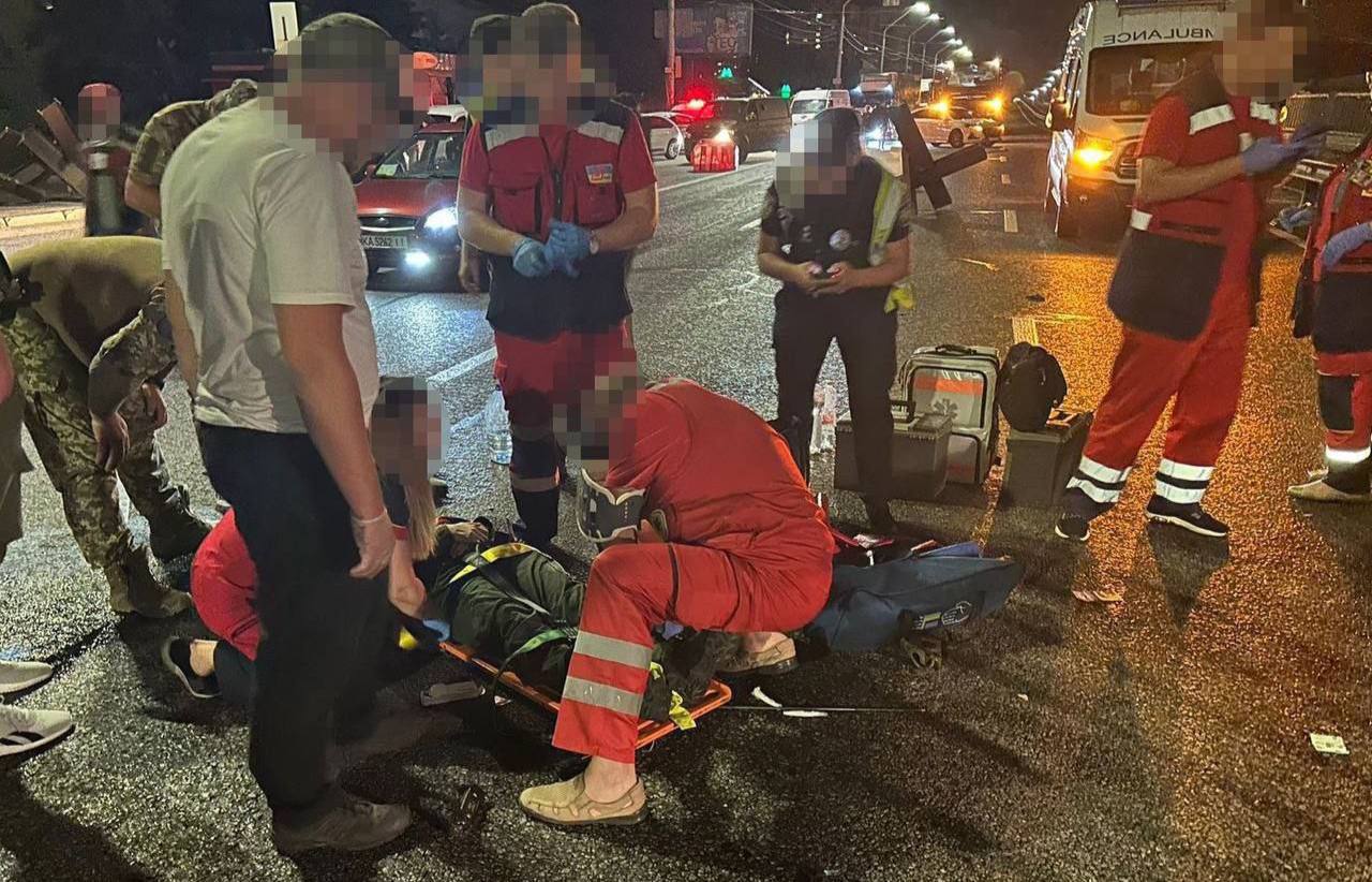 Сьогодні вночі у Києві на блокпосту водій збив двох військовослужбовців