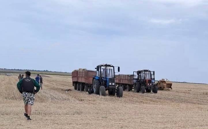 В Николаевской области двое трактористов