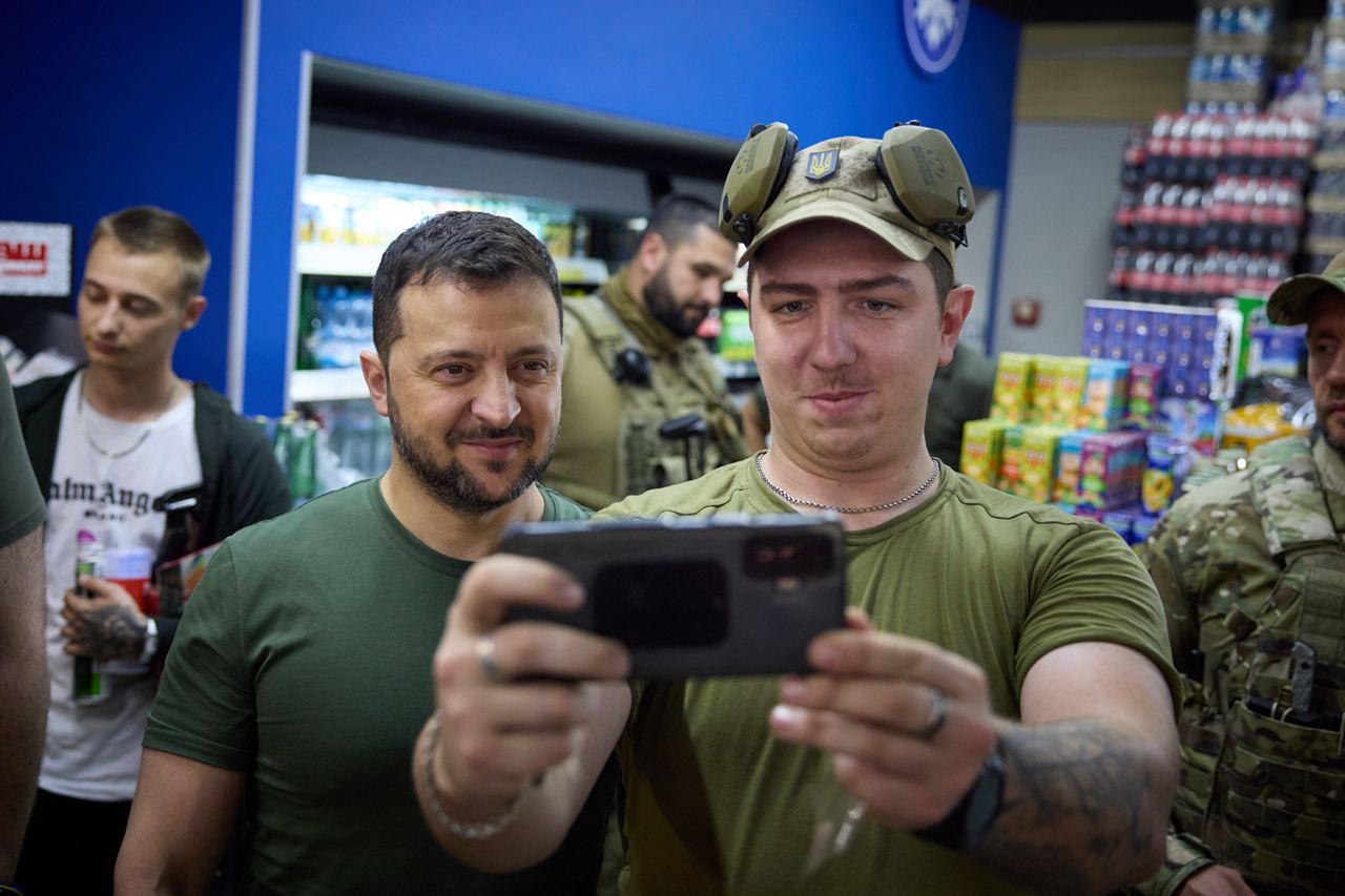 Зеленский опубликовал фото с поездки на Донбасс