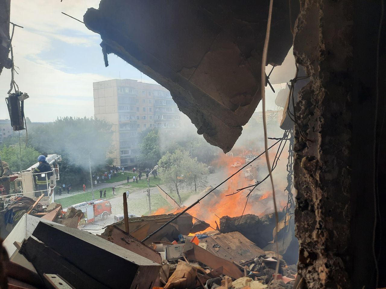 В Кривом Роге известно уже о двух погибших, по меньшей мере, 20 пострадавших, под завалами может быть пять-семь человек, - глава МВД Клименко в эфире телемарафона